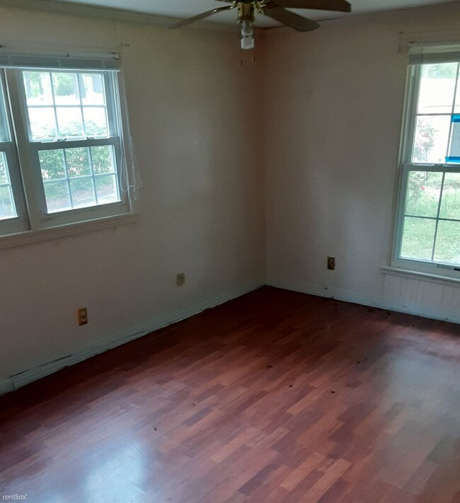 Building Photo - 2 br, 1 bath House - 516 Cemetery Drive