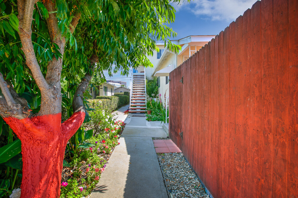 Primary Photo - 2256 S Carmelina Ave