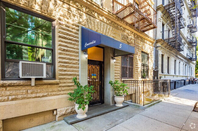 Foto del edificio - 5-7 W 107th St