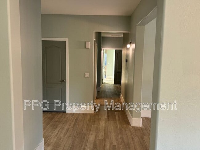 Building Photo - 13609 W Lisbon Ln