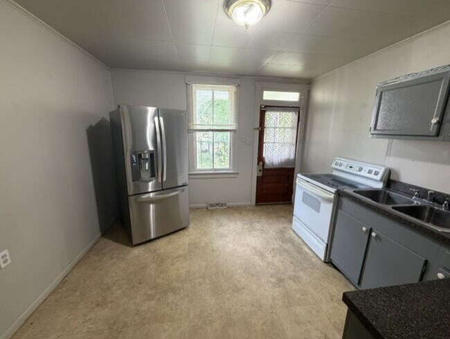 Foto del edificio - $1,100  harrisburg 3 bedroom house for rent
