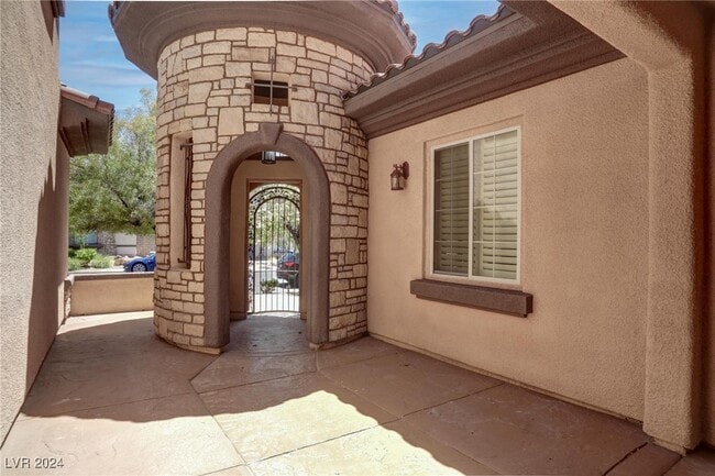 Building Photo - 605 Puenta Del Rey St