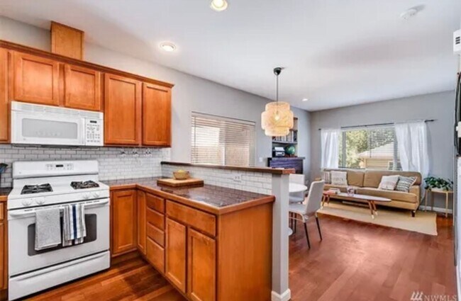 Foto del edificio - Welcome Home =3 bd 2.5 ba - West Seattle T...