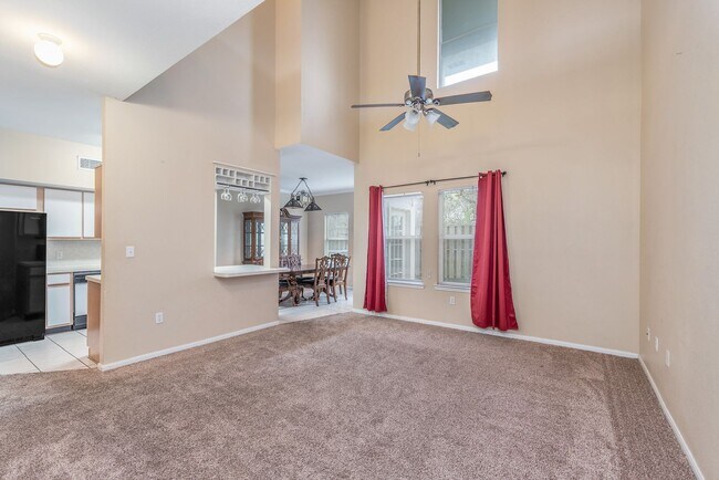 Foto del edificio - AVAILABLE AUGUST 2025! Great Townhome in C...
