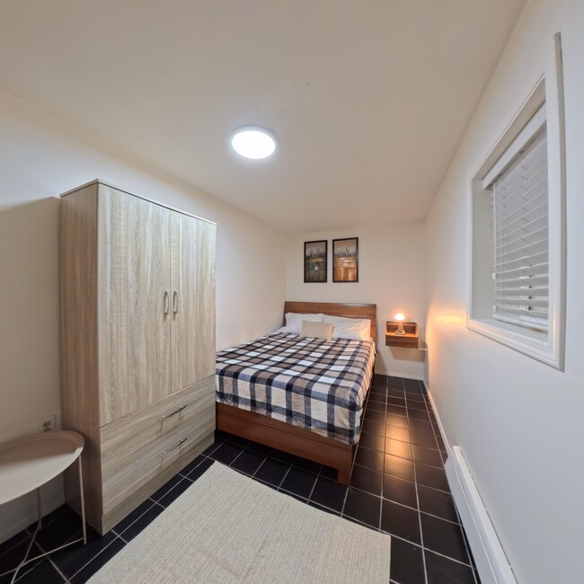 Building Photo - 1517 Comox St