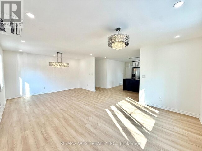 Building Photo - 34 Touraine Ave