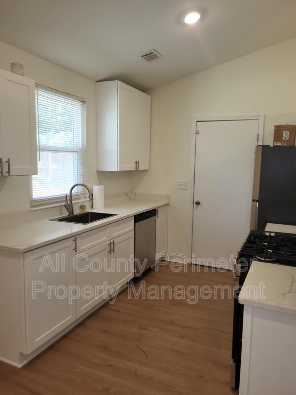 Building Photo - 686 Alex Way SW