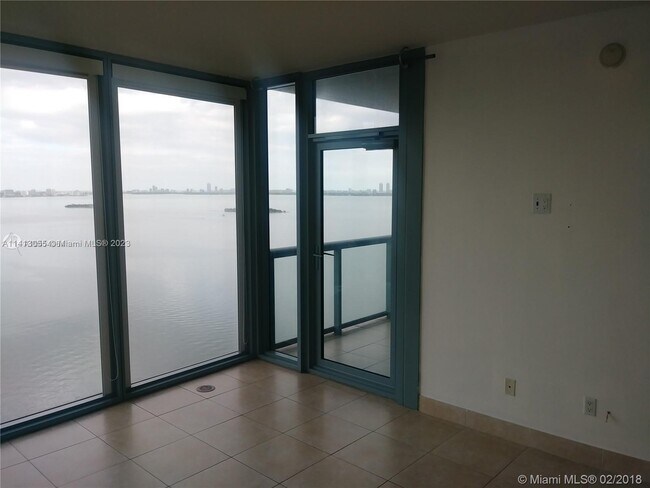 Foto del edificio - 601 NE 36th St