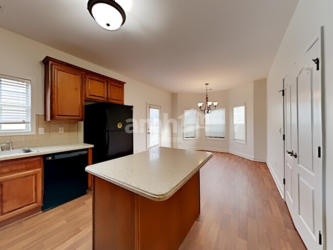 Building Photo - 901 Vandiver Court
