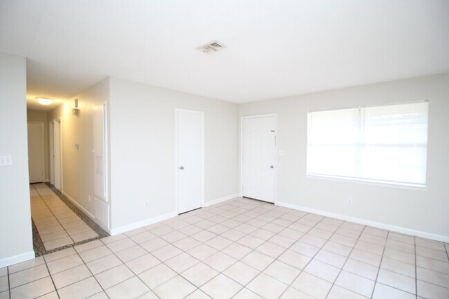 Foto del edificio - Hamilton Bridge Estates 3BR Brick Home Near Hwy 90, No Carpet & Open Living Space