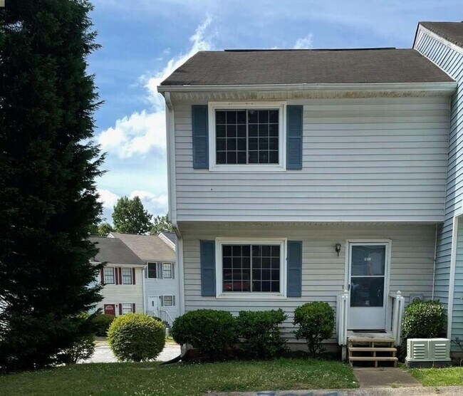 Foto del edificio - 7011 Oakhill Cir