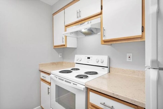 Building Photo - Spacious 2 Bed, 1.5 Bath. townhome with Washer and Dryer!