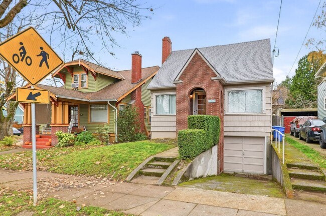 Foto del edificio - Charming Mt. Tabor Home with Loft & Basement Bonus Space!