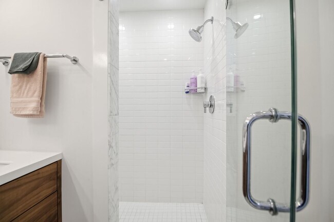 Foto del edificio - 28-B Charlotte Street- Amazing One Bedroom/Two Bathroom Freestanding Home