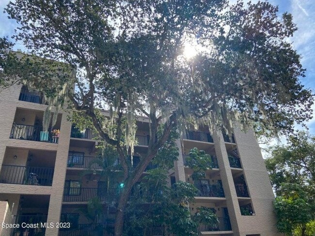 Building Photo - 1540 Riverside Dr