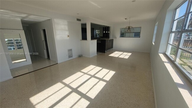 Building Photo - 200 S Shore Dr