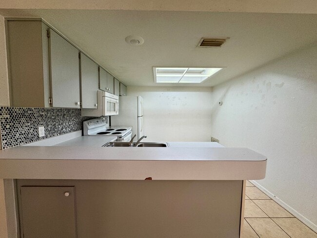 Building Photo - Cozy 2-Bedroom, 1-Bath Home with 1-Car Gar...