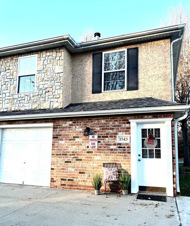 Santa Barbara Estates Apartments for Rent with Hardwood Floors Olathe