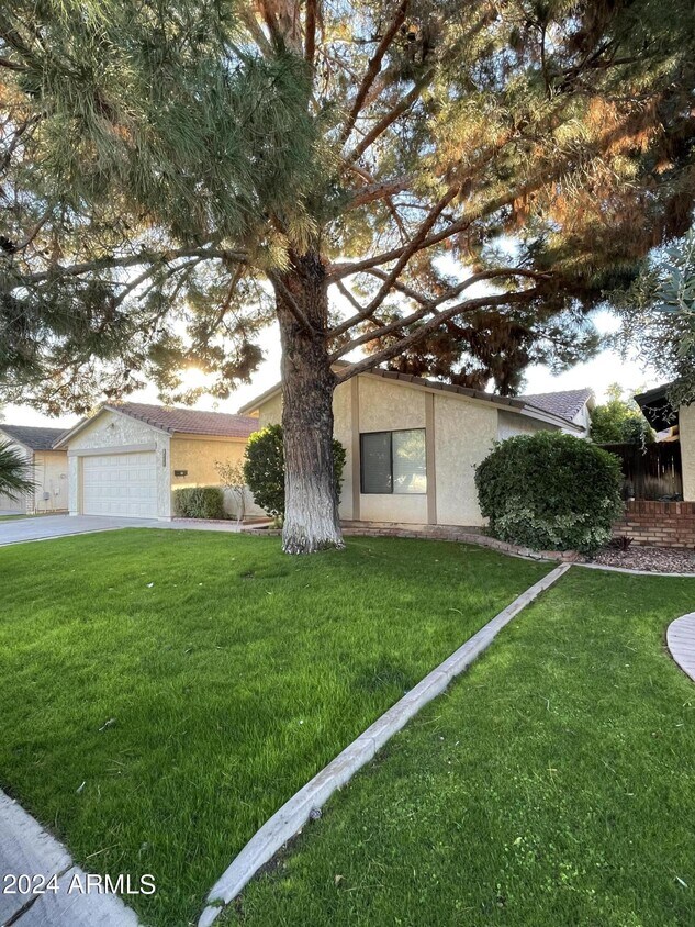 Primary Photo - 1625 E Edgewater Dr