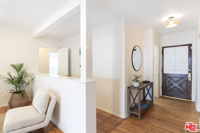 Foto del edificio - 5849 Goodland Ave
