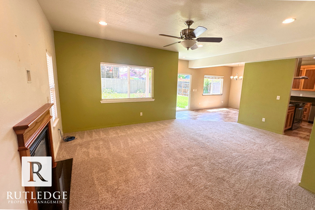Foto del edificio - STUNNING 3 Bed/2.5 Bath House in Medford