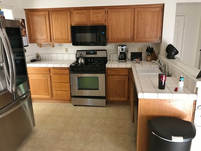 Foto del edificio - Modern 3 Bedroom 2 Story 3 Car Garage in Vacaville *Star Rentals