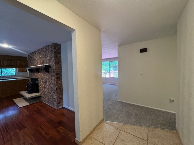 Building Photo - Tranquil 3 bedroom Rambler!!!