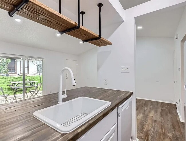 Building Photo - 1301 Hollow Creek Dr