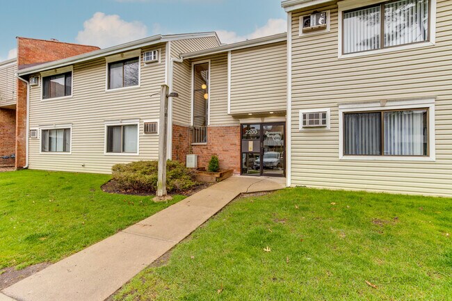 Building Photo - 2200 Bayside Dr