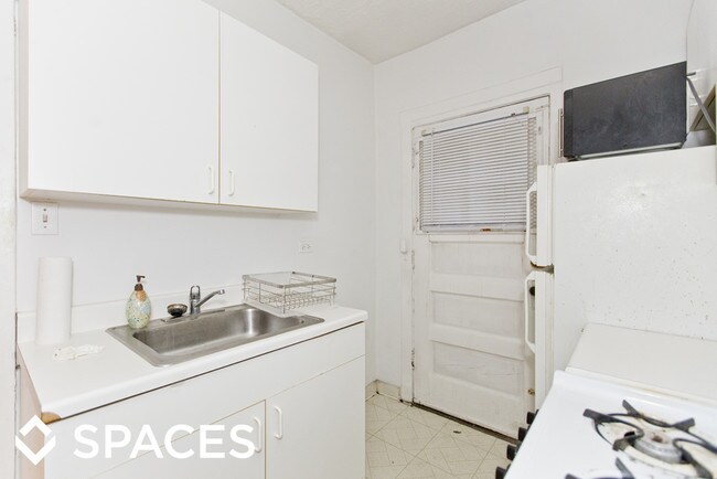 Foto del edificio - 2237 N Bissell St