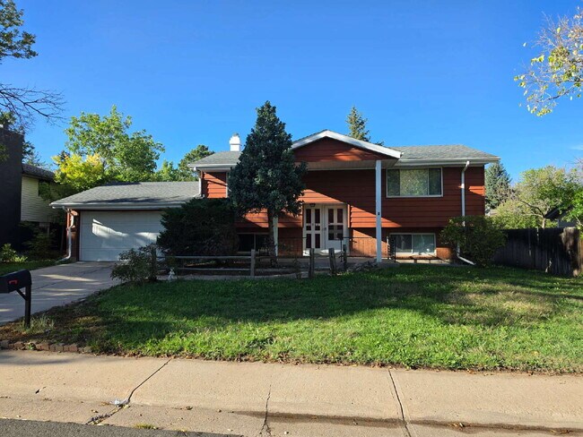 Foto del edificio - "Charming 3-Bed Retreat with Finished Basement & Cozy Fireplace in Aurora!"