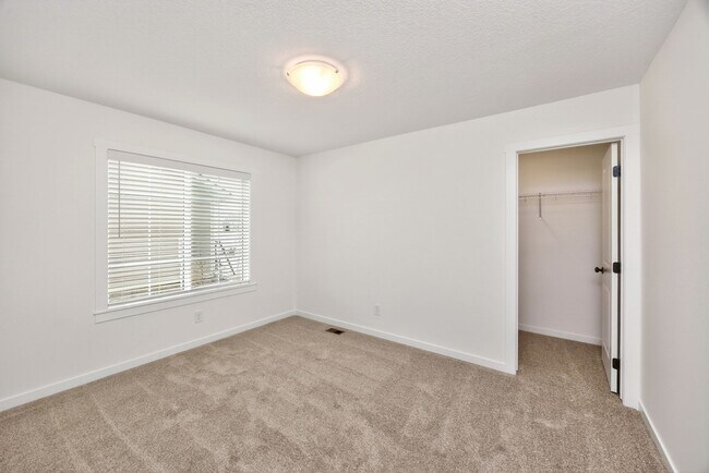 Building Photo - HIGH-END COMFORT!! 4 Bedroom, 3 Bathroom Home in Ankeny!