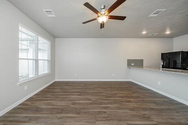 Building Photo - Spacious Townhome Available Now!