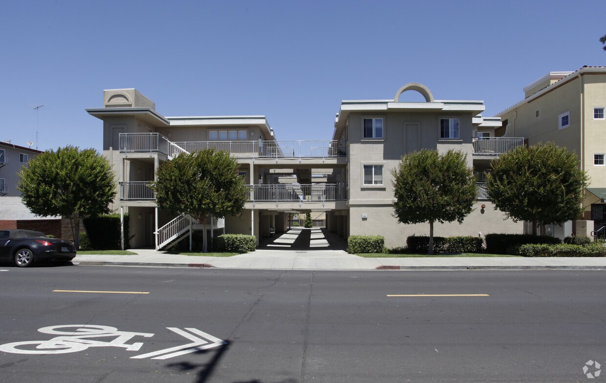 Building Photo - 625 Cedar