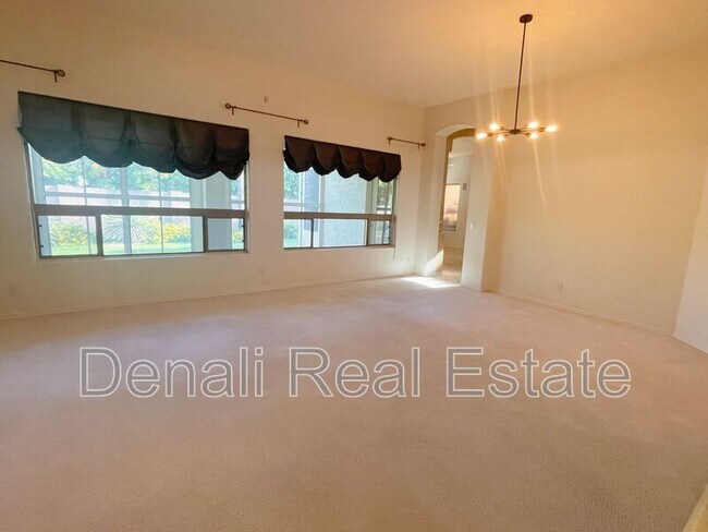 Foto del edificio - 1955 E Drake Dr