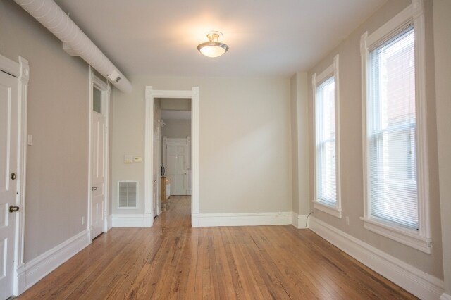 Foto del edificio - 1323 N Wicker Park Ave