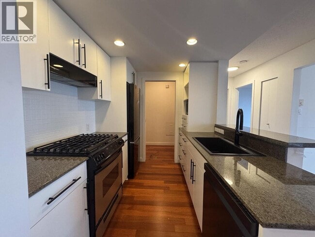 Building Photo - 455 Beach Crescent