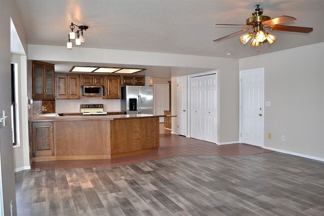 Building Photo - Hooper 3 Bedroom 2 Bathroom Ranch Home!
