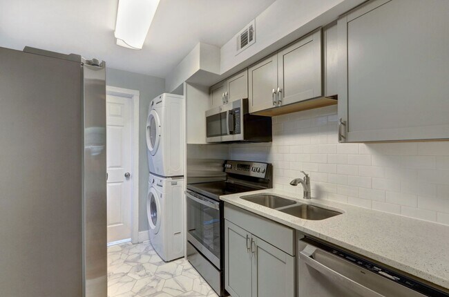 Foto del edificio - Gut Renovated - One Bedroom (2 blocks from...