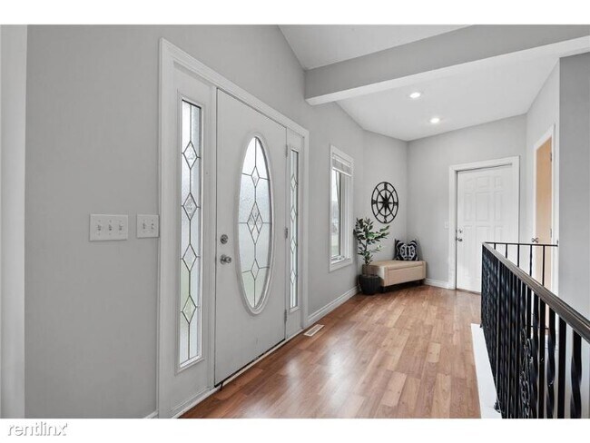 Foto del edificio - 5 br, 3 bath House - 8041 E River Rd