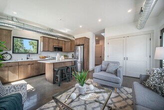 Building Photo - 560-562 Cleveland St