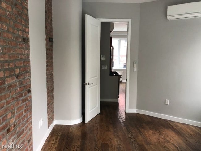 Building Photo - 3 br, 2 bath Townhome - 165 W 10th St