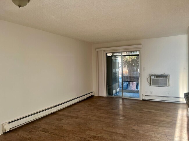 Foto del edificio - 1 bed Condo Available in SouthWest Denver! Top Floor!