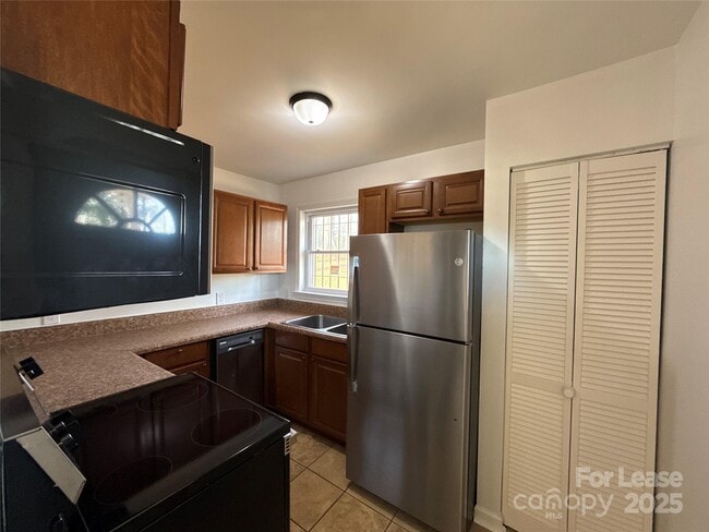 Building Photo - 1928 Russell Ave