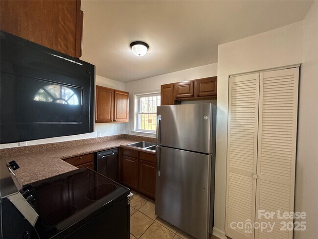 Foto del edificio - 1928 Russell Ave