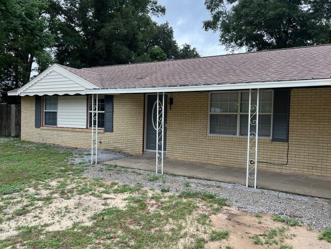 Building Photo - Great 4 Bedroom