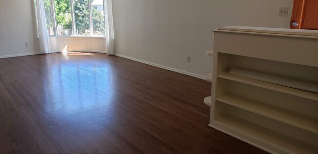 Foto del edificio - 1623 N Hobart Blvd