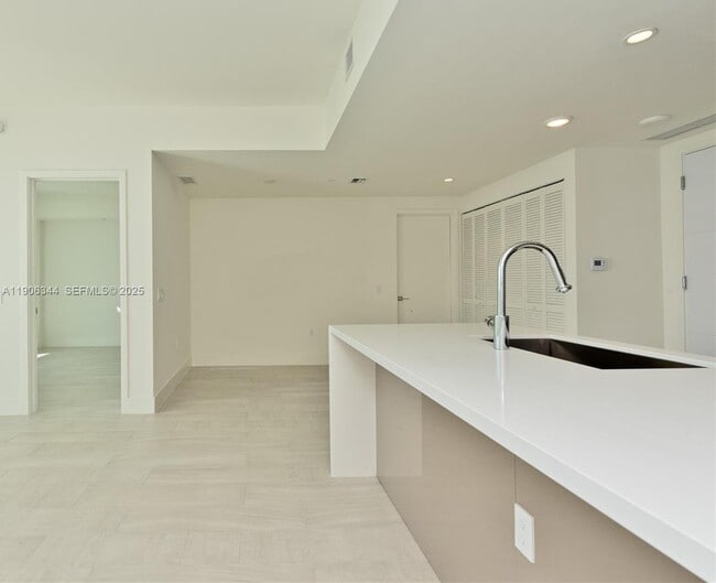 Foto del edificio - 2000 Metropica Wy