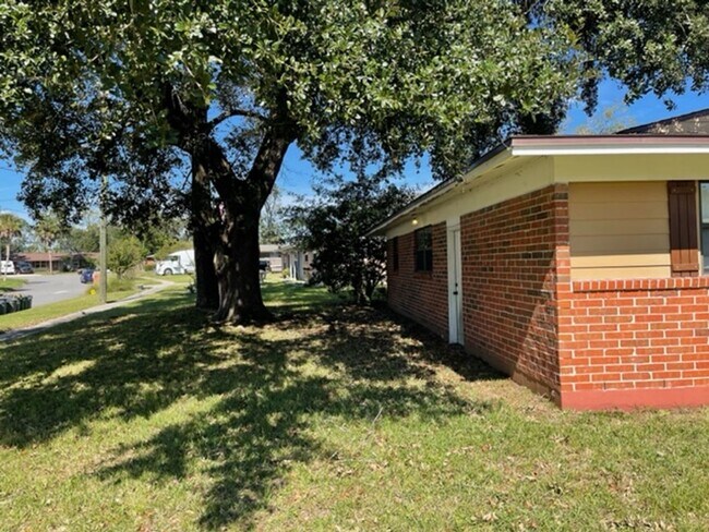Foto del edificio - Cozy 4 Bedroom 2 Bathroom Home Corner Lot ...