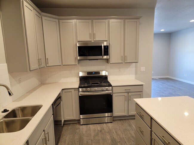 Building Photo - Stunning Townhomes!